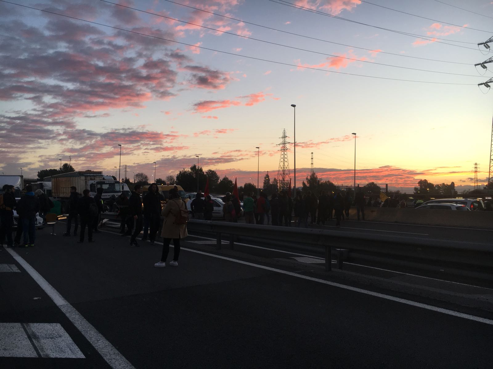 Nombroses afectacions a carreteres i transport públic per protestes ciutadanes en el dia de Vaga General