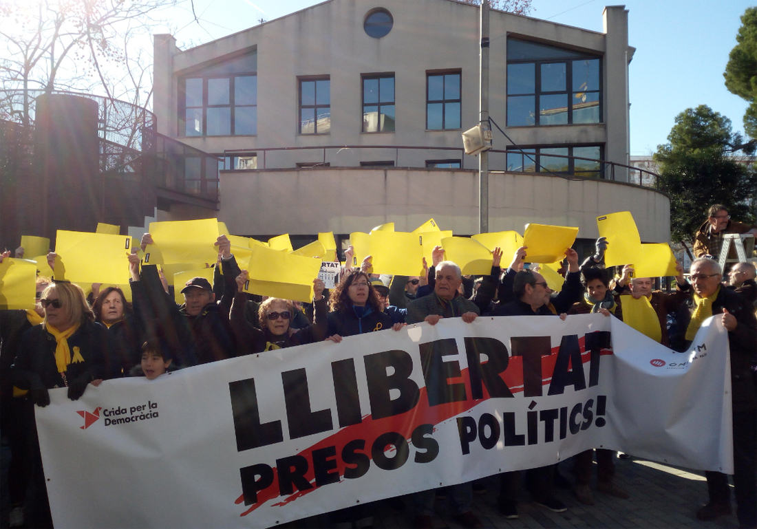 Una cadena humana al llarg de l'avinguda Catalunya demana la llibertat dels presos i el vot massiu al 21D