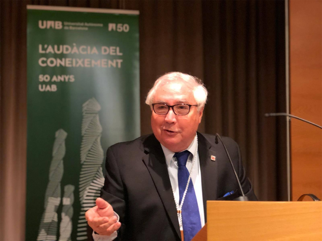 Manuel Castells defensa les institucions de la dignitat al ser investit honoris causa per la UAB