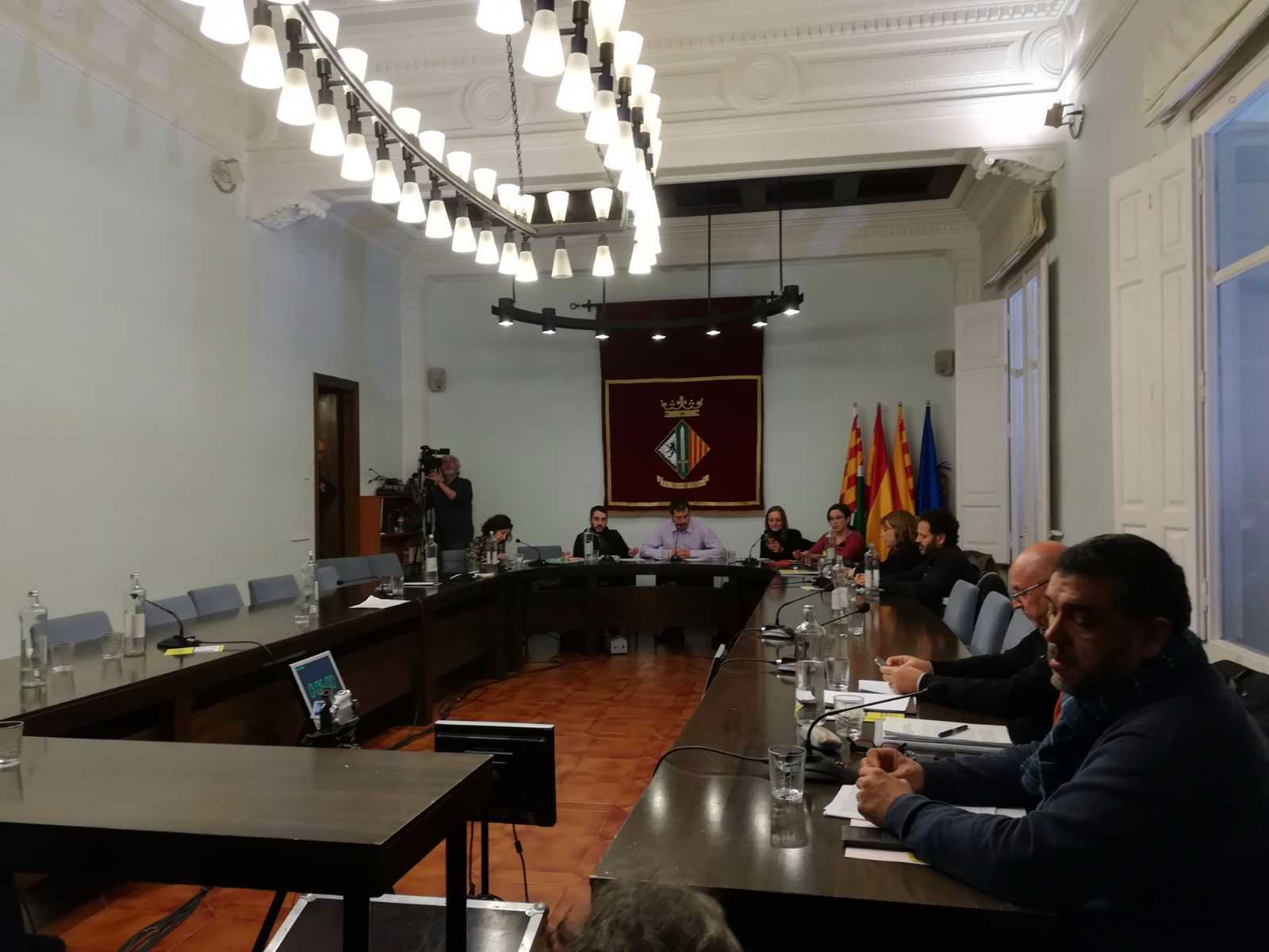El Ple aprova penjar una pancarta a l'Ajuntament per la llibertat dels presos amb crítiques d'ús partidista de la institució