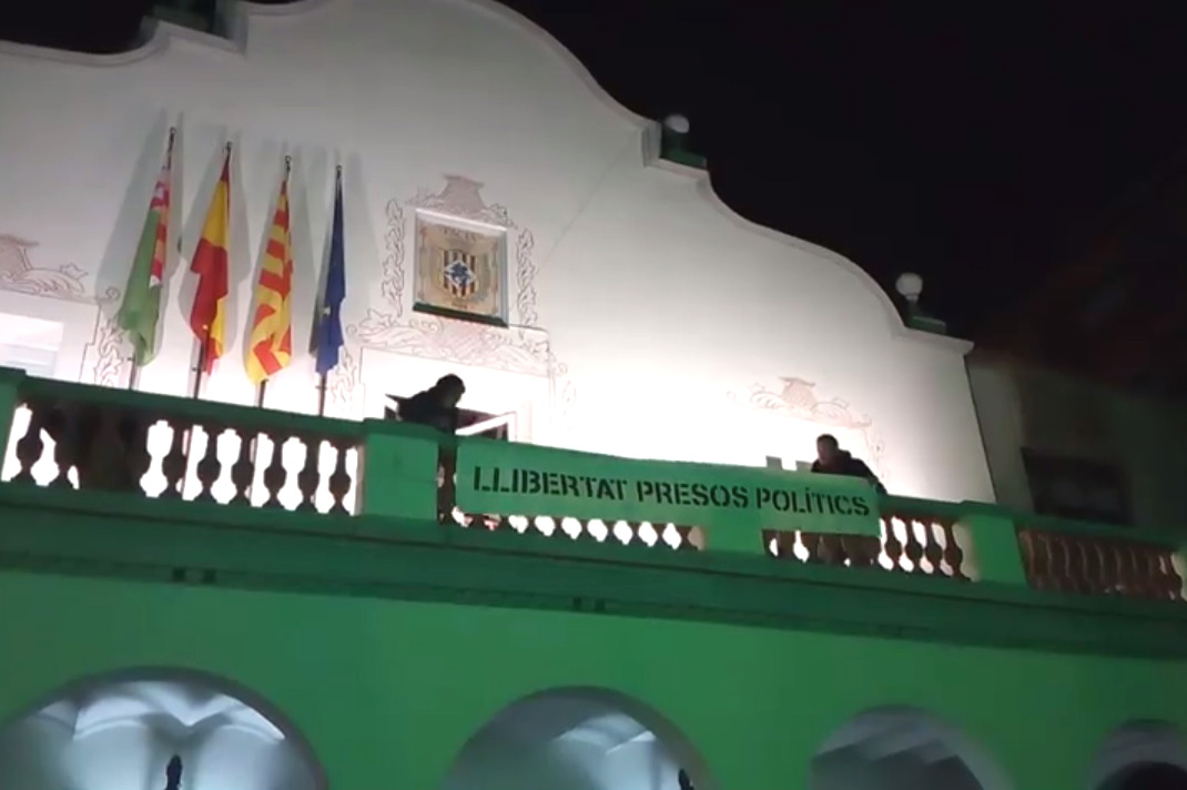 La col·locació de la pancarta per la llibertat dels presos obre la concentració davant l'Ajuntament