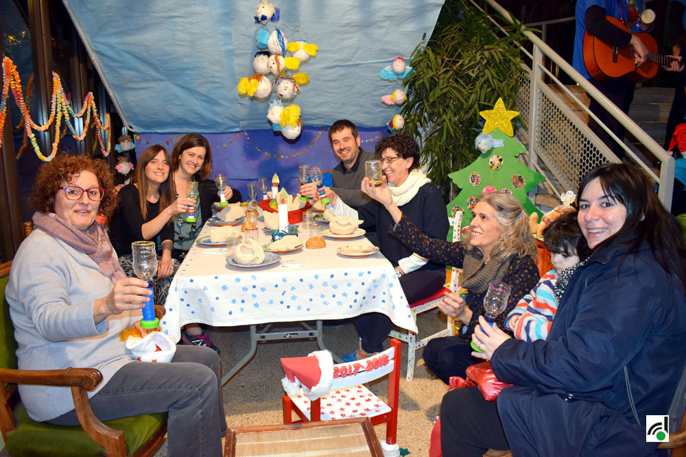 Els alumnes d'arts plàstiques munten el pessebre a l'Ateneu