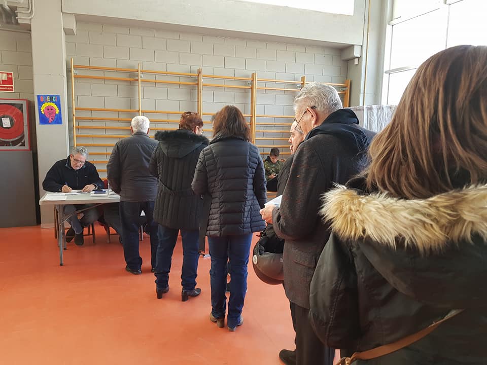 21D: Primeres cues als col·legis electorals amb totes les meses constituïdes