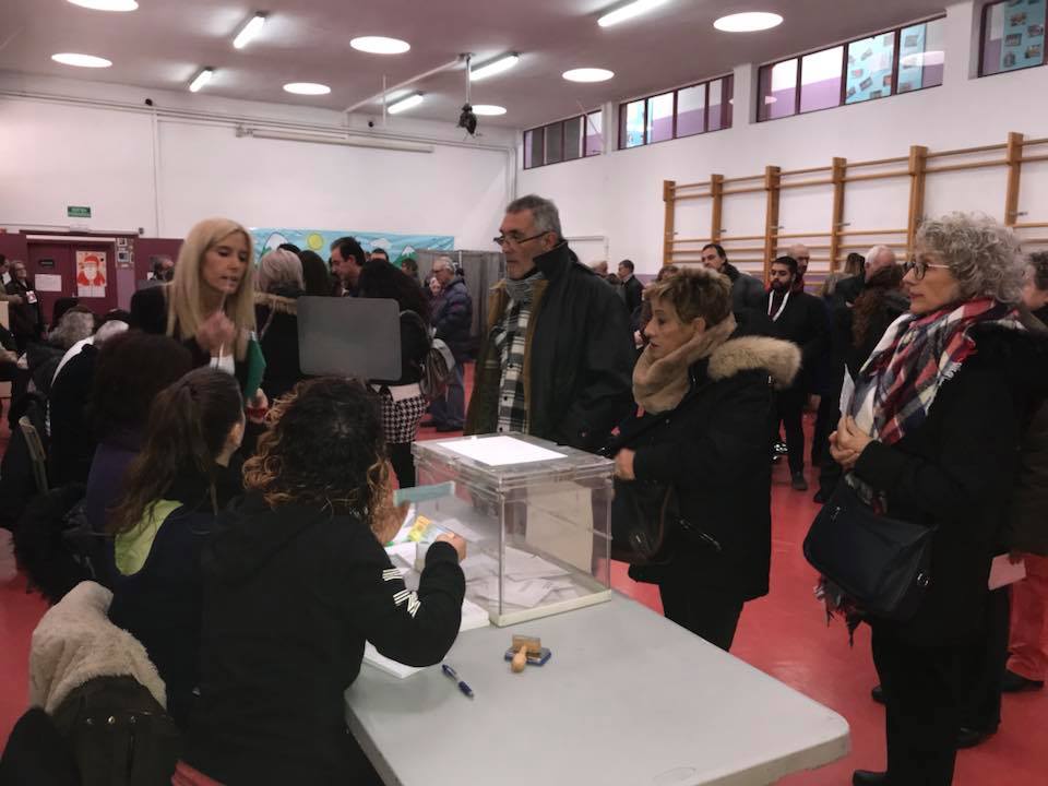 21D: Oberts els 13 col·legis electorals que acolliran les votacions fins les 20 hores