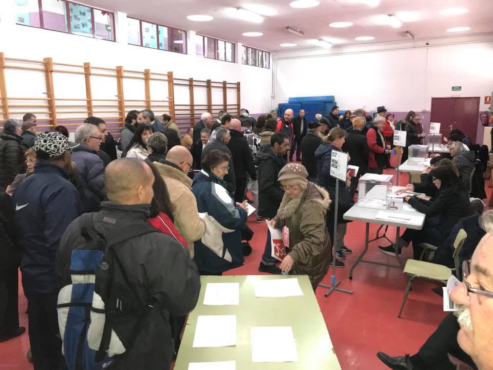 21D: Els presidents de mesa electoral lliuren justificants de vot