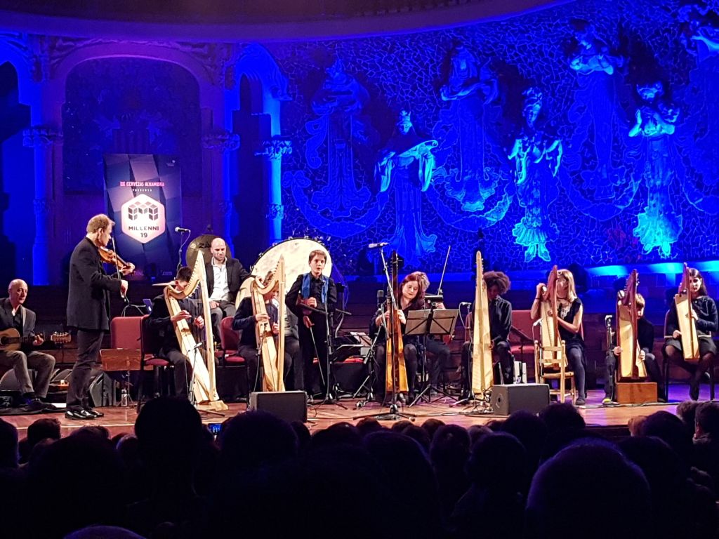 Alumnes d'El Musical de Bellaterra actuen amb Carlos Núñez al Palau
