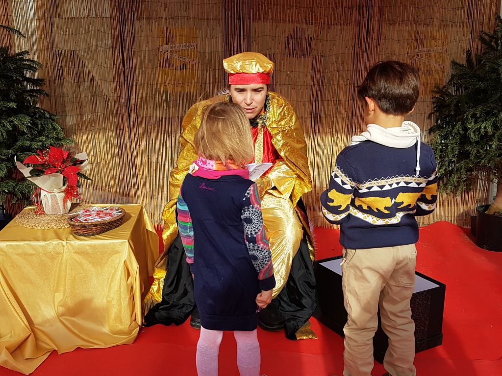 Cerdanyola s'omple d'emissaris reials per recollir les cartes dels infants