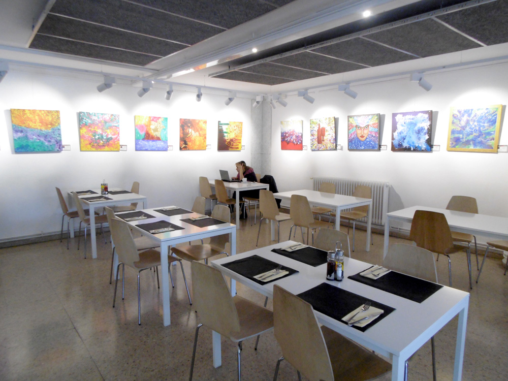 "Abstracción en movimiento", una exposició plena de colors vius