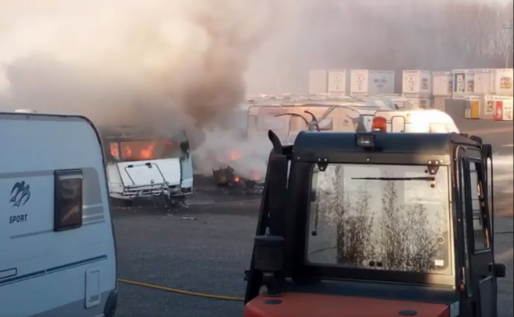 Un incendi crema 11 vehicles al parc de caravanes de can Codonyers
