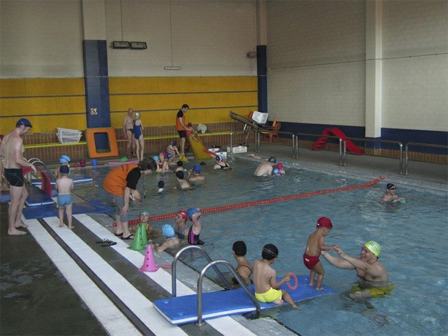 Una lleu intoxicació de clor provoca el tancament de la piscina de can Xarau des d'ahir i durant el matí