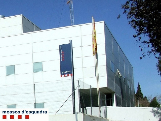 Els Mossos d'Esquadra enxampen un lladre quan sortia de robar en una casa de Cerdanyola