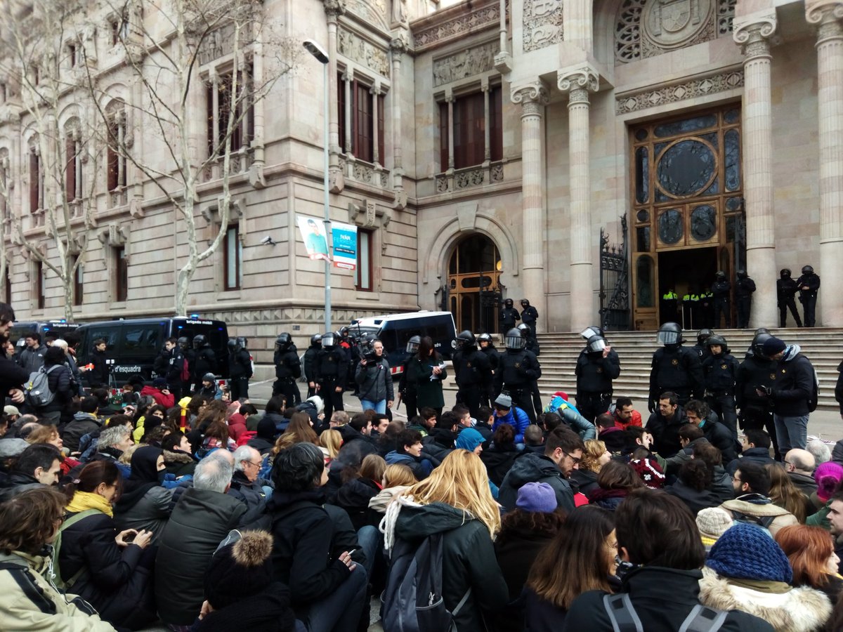 Un cerdanyolenc entre els detinguts per encadenar-se al TSJC