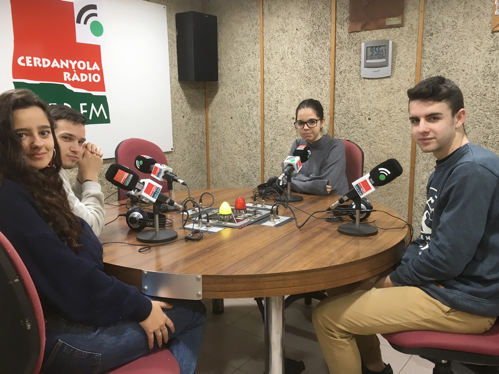 L'alumnat de Batxillerat de l'institut Banús treballa la filosofia amb programes de ràdio