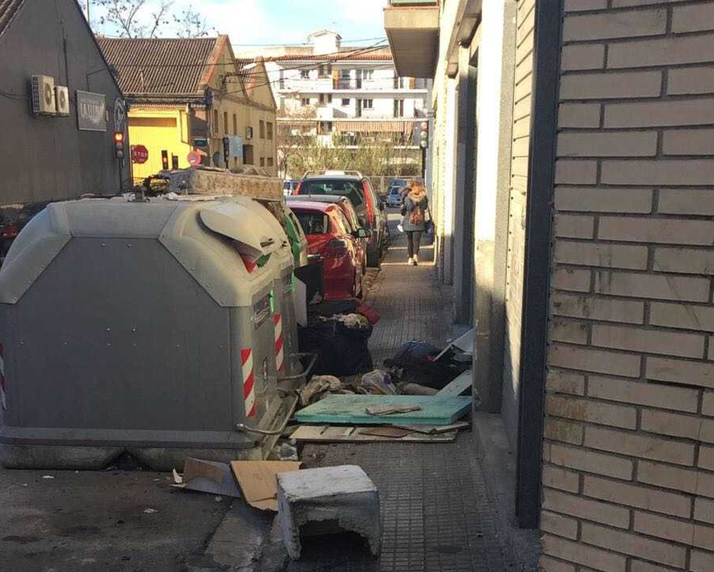 Ciutadans demana solucions urgents als problemes d’incivisme amb l’edifici ocupat del carrer de Tiana