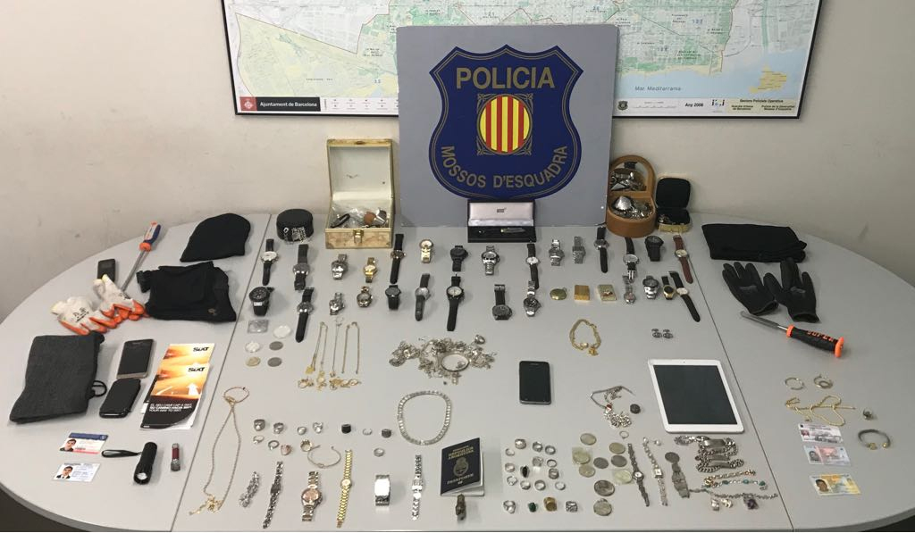 Detenen un grup acusat de robatoris amb força a Cerdanyola i altres poblacions