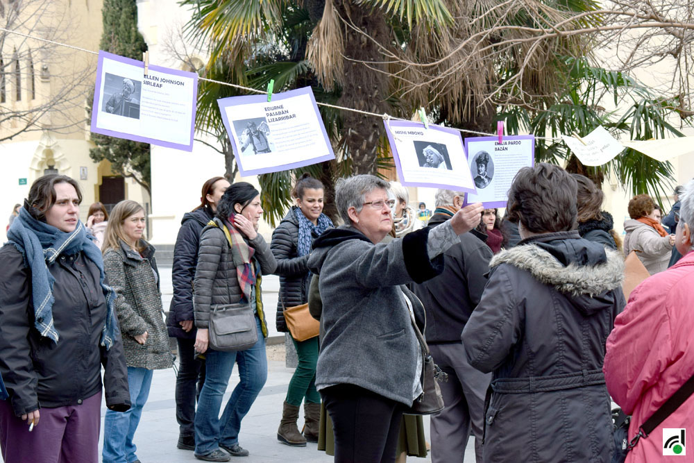 Al voltant de 300 persones es concentren davant l'Ajuntament en el Dia Internacional de les Dones