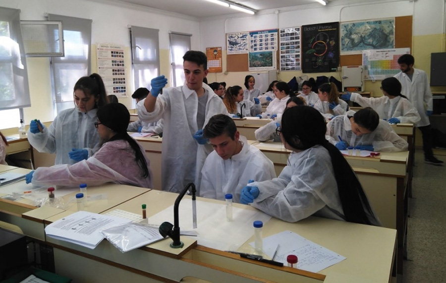 Estudiants de la UAB i de l’institut Pere Calders es mobilitzen per cercar nous antibiòtics