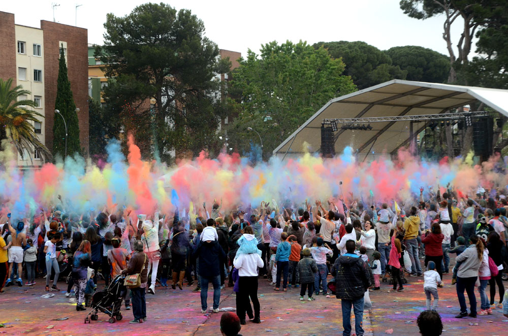 L’esclat de colors del Holi Roser arriba al Turonet