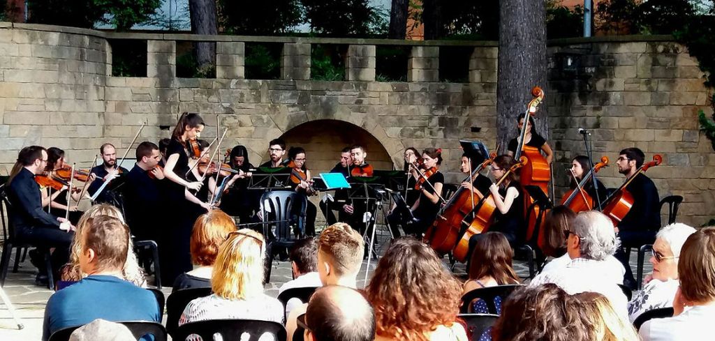 La JOC afina cordes per embolcallar la guitarra de l'Izan Rubio