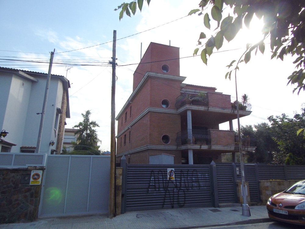 Vodafone tensa la situació amb la seva postura d'instal·lar sí o sí l'antena del carrer del Renaixement