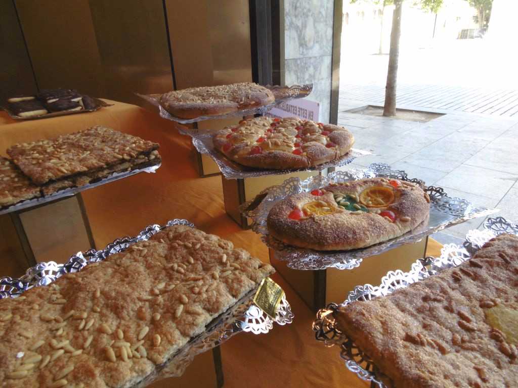 De llardons, de fruita o de xocolata, la coca és producte imprescindible de la revetlla de Sant Joan
