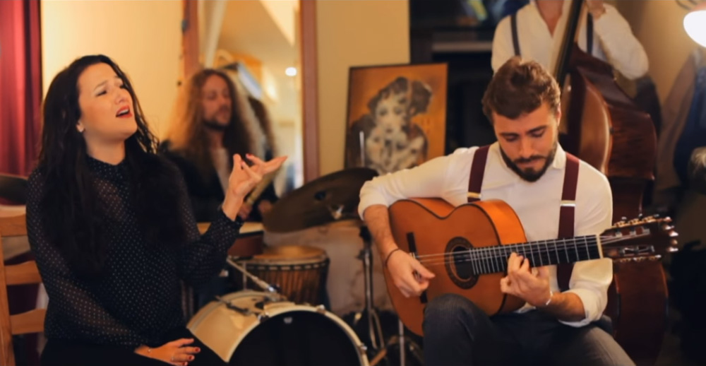 Les músiques calmades que alimenten la guitarra de Jesús Guerrero tanquen l'Artpegi