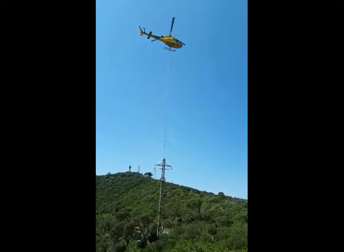 Endesa retira amb helicòpter cablejat i torres de mitjana tensió al Parc Natural de Collserola