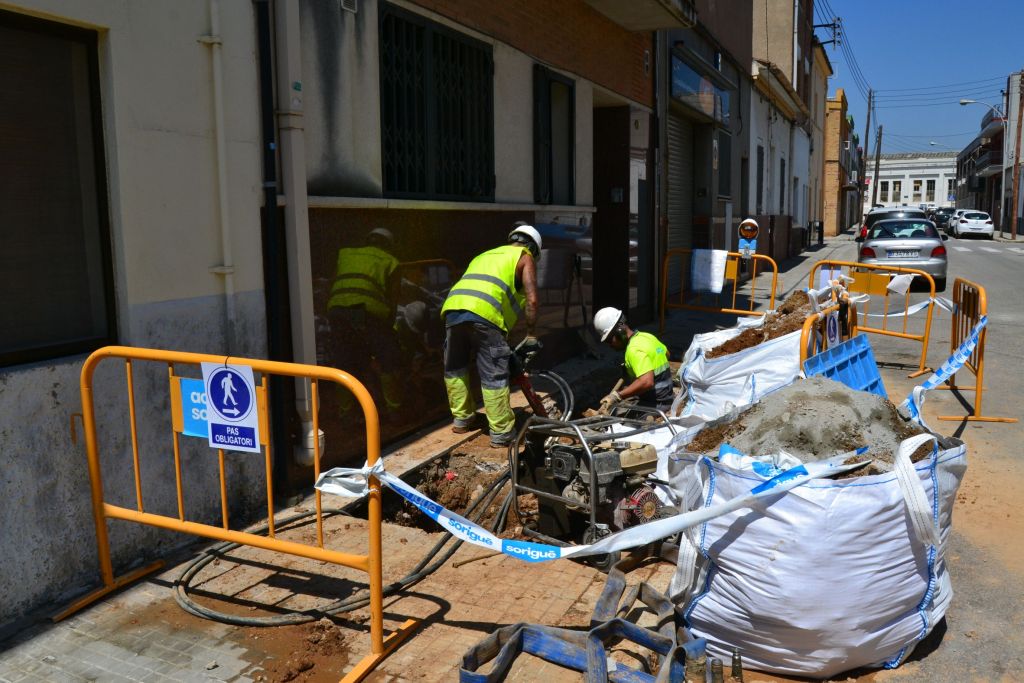 Actuació per tallar una fuita d'aigua a la Circumval•lació Baixa