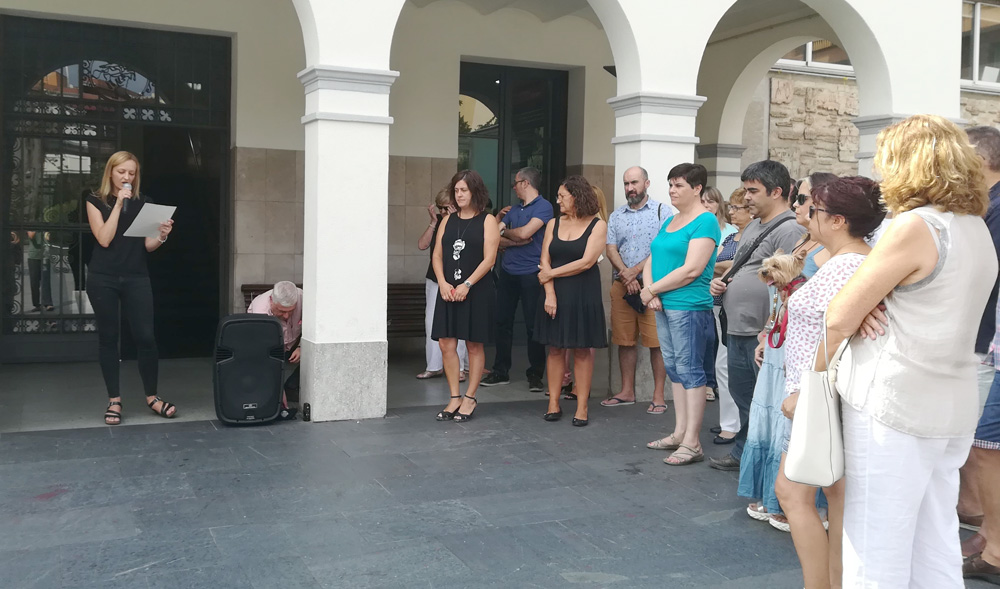 Cerdanyola surt al carrer per retre homenatge a les víctimes del 17-A