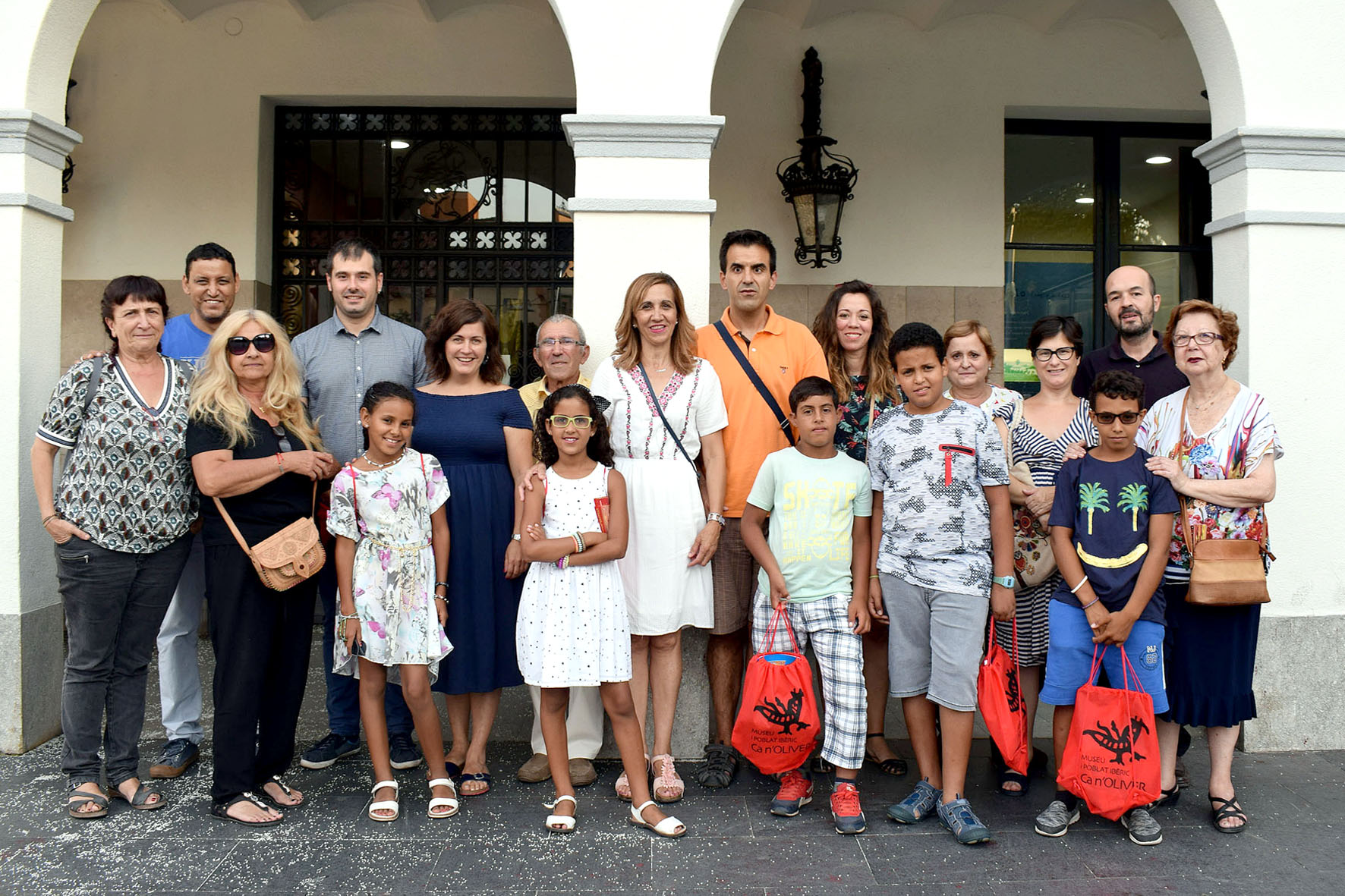 Recepció a les famílies i als infants participants en el projecte 'Vacances en Pau'