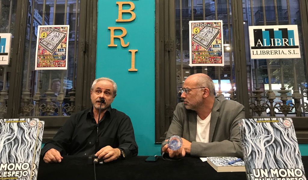 Juan Sánchez Enciso publica la seva primera novel·la, Un mono en el espejo