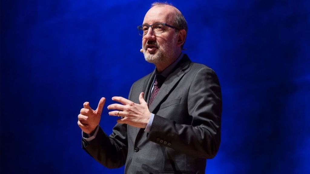 Antoni Bassas és el convidat del Cafè amb Lletres amb el seu llibre 'Bon dia, són les vuit!'