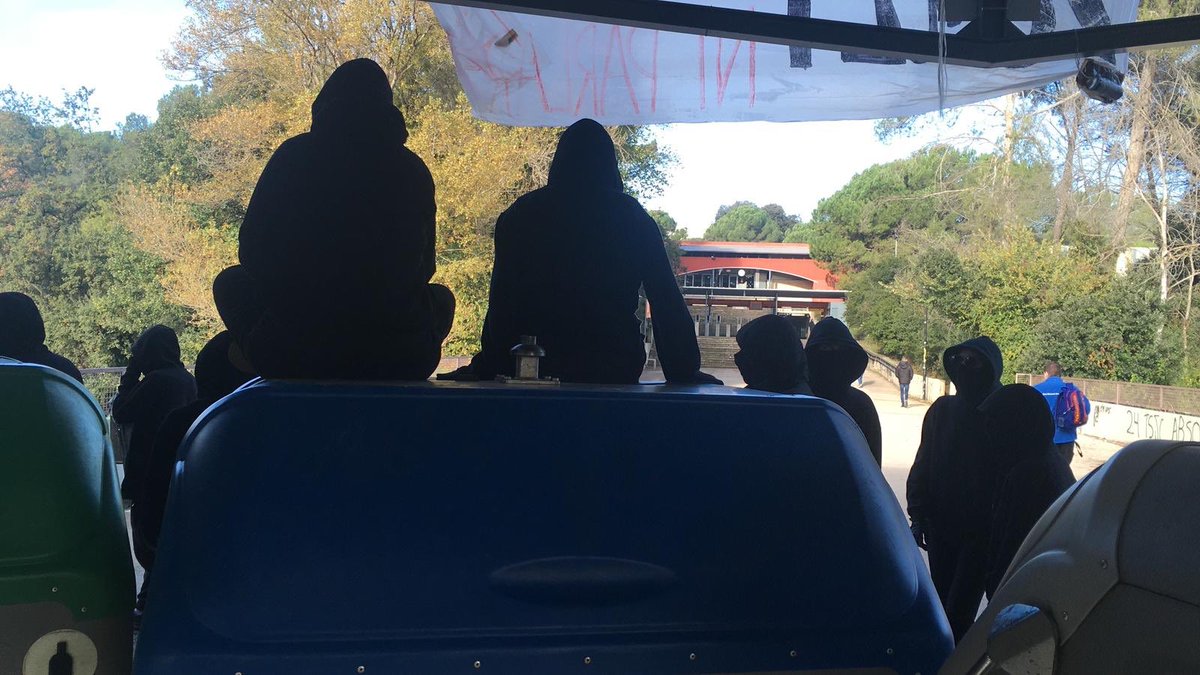 Seguiment desigual de la vaga d'universitats a la UAB