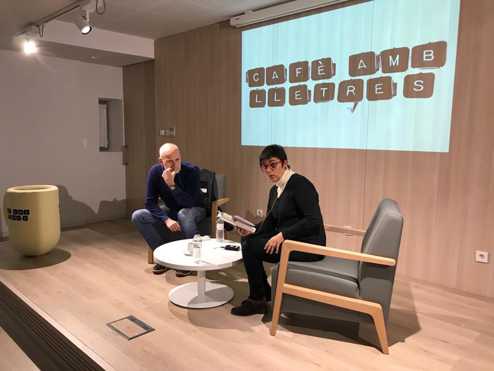 Alejandro Palomas presenta "Un amor" a la biblioteca central