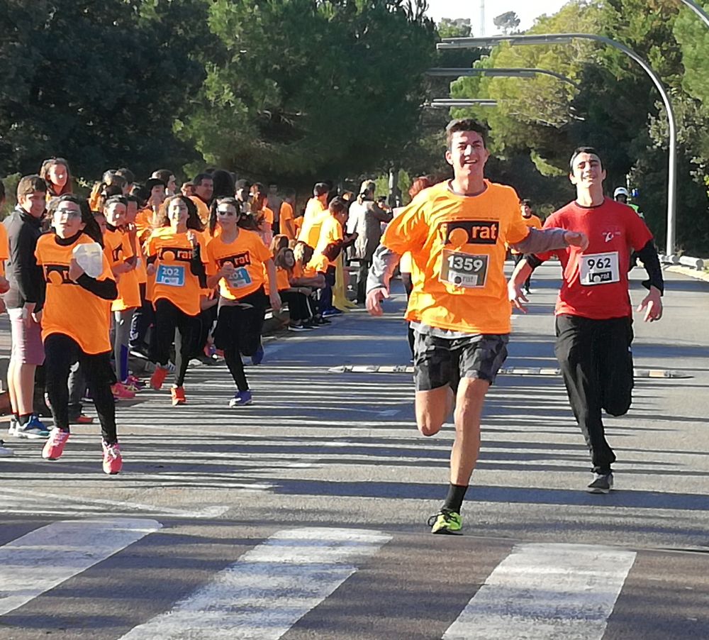 Més de 1.000 persones s'uneixen en la V Cursa Solidària de l'Institut Forat del Vent