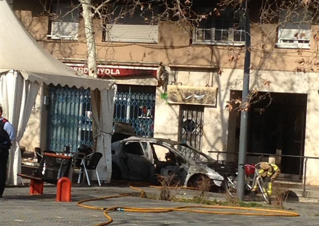 Un cotxe queda totalment calcinat a l'avinguda Sant Iscle