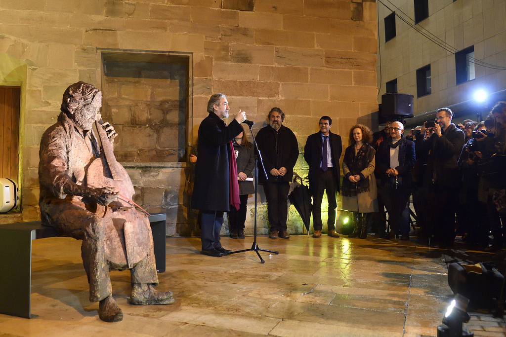 Una escultura homenatja Jordi Savall a la seva Igualada natal