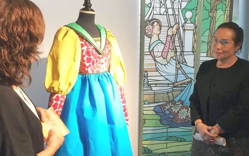 El diàleg entre els museus de Cerdanyola i Mollerussa proposa una mostra amb els vestits de paper de Josefina Xufré