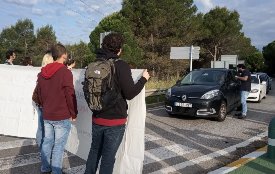 La protesta dels doctorands de la UAB contra la precarietat i sous baixos provoca llargues cues