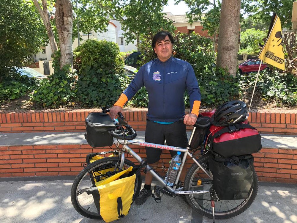 El cicloviatger cerdanyolenc Néstor Yuguero inicia la seva volta al món