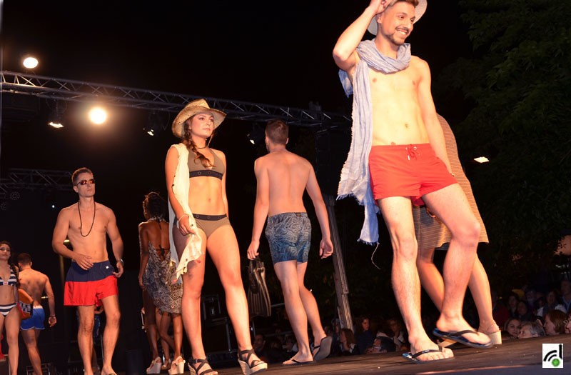 Nit de divendres amb la desfilada del Grup Moda ajornada per la pluja del Roser