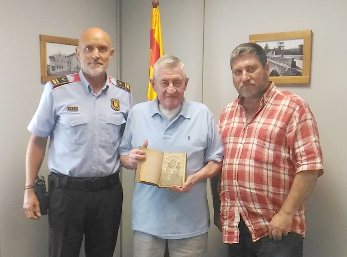 Albert Lázaro fa donació als Mossos d'un llibre de 1921 sobre la història de les Esquadres