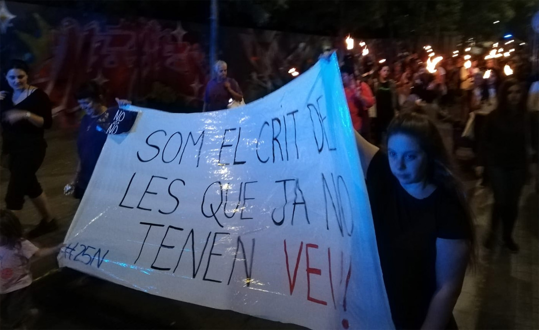 Llum violeta per denunciar la situació d'emergència feminista