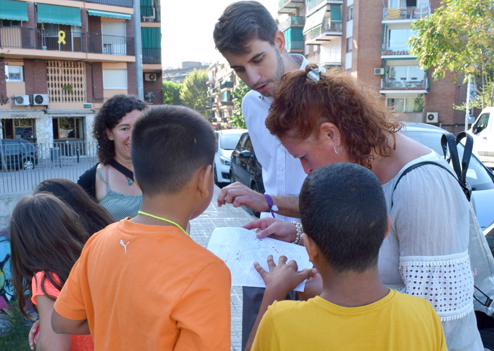 L’alumnat de 4t de les escoles Xarau, Serraperera i La Sínia coneixen els comerços amics dels camins escolars