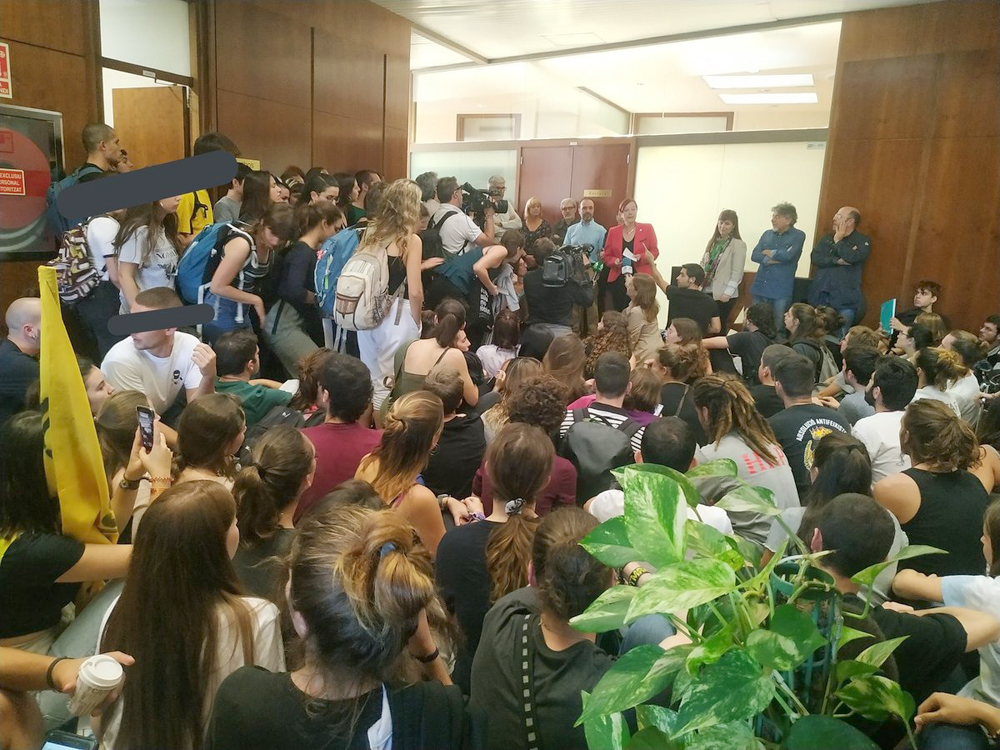 Estudiants de la Universitat Autònoma ocupen el rectorat