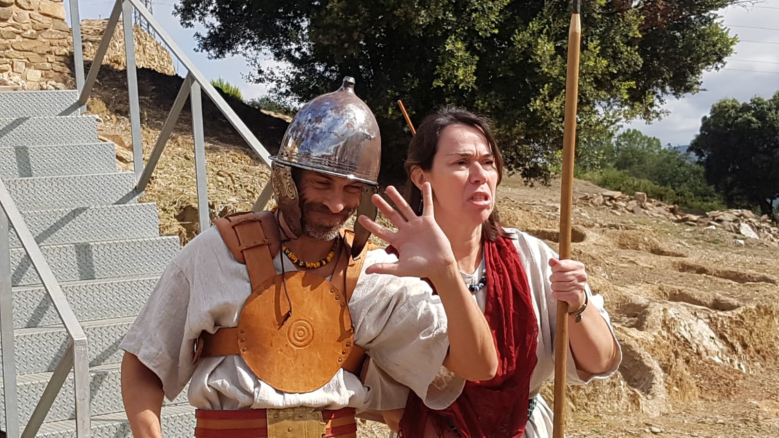 En Bilos i na Betinin ensenyen casa seva, el ca n'Oliver de 2.300 anys