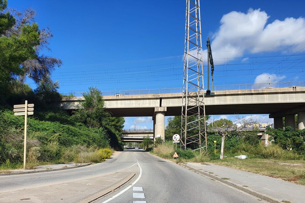 Urbanització parcial del carrer de La Clota sota el pont de l’AP-7