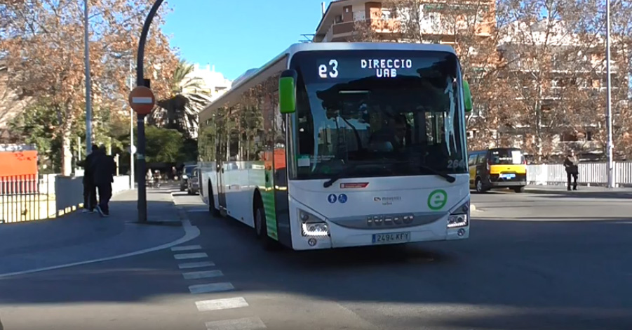 Usuaris de la línia E-3 de bus protesten per la contínua manca de puntualitat