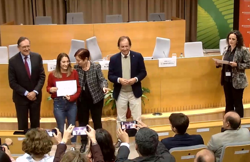 Una alumna de l'Institut Jaume Mimó rep una beca-salari Ítaca per a estudis universitaris