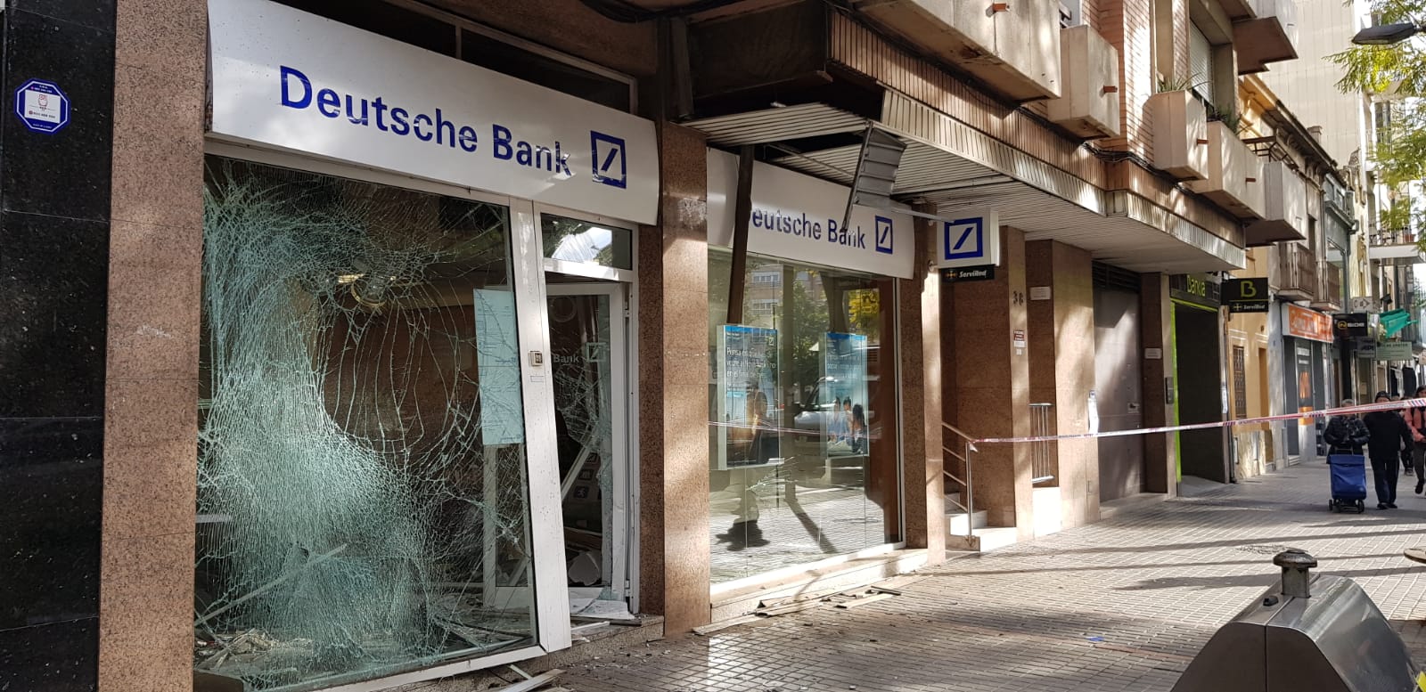 Un artefacte explosiu destrossa el caixer de l'oficina del Deutsche Bank de l'avinguda de Catalunya